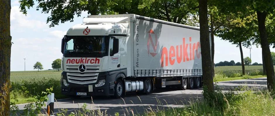 Neukirch Sattelzug vor gruenem Hintergrund