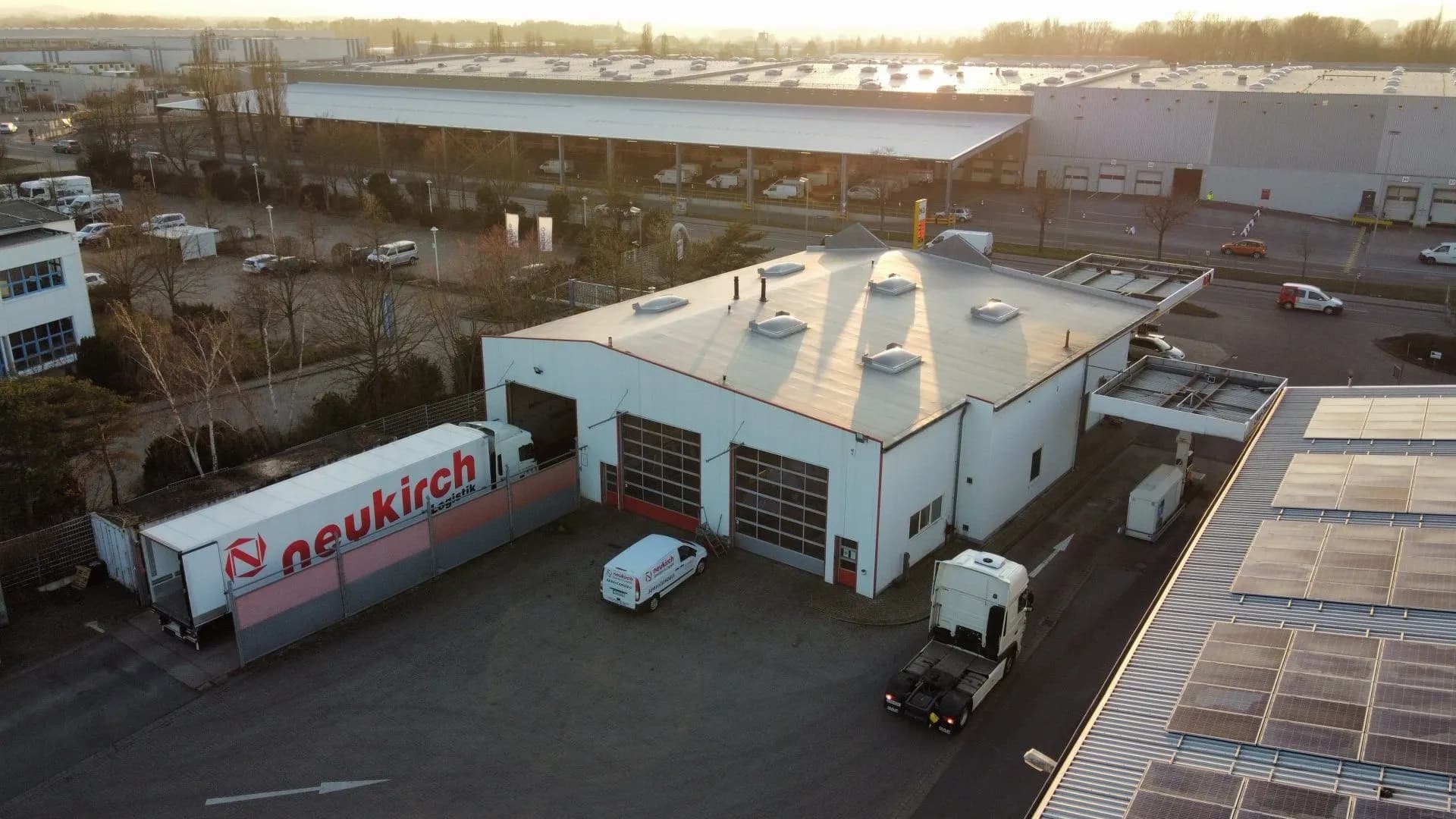 Neukirch Betriebshof mit LKW und Werkstattbereich