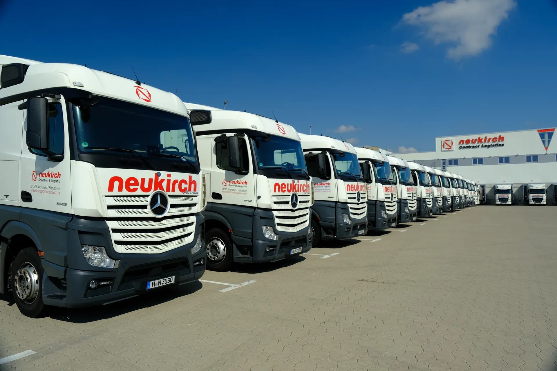 Kuehlfahrzeug von Neukirch an der Logistikhalle